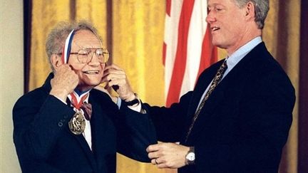 L'économiste Paul Samuelson, décoré par le président Bill Clinton le 26 juillet 1996 (AFP)