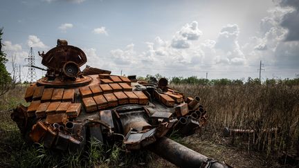 L'épave d'une tourelle de char provenant d'un char russe détruit dans l'Oblast de Mykolaiv, le 18 août 2022. (ALEX CHAN TSZ YUK / MAXPPP)