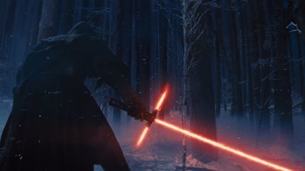 Extrait de la bande-d'annonce du septième volet de la saga "Star Wars", "Le Réveil de la Force", qui sort en salles le 16 décembre 2015 en France.&nbsp; (THE WALT DISNEY COMPANY)