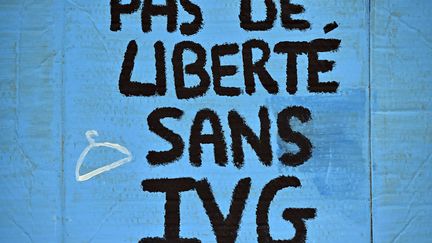 Un slogan écrit dans les rues de Nancy lors de la journée mondiale de droit à l'avortement, en septembre dernier. (ALEXANDRE MARCHI / MAXPPP)