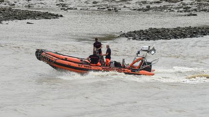 Des pompiers arpentent la Loire, sur un Zodiac, le 20 juillet 2019, à Nantes (Loire-Atlantique). (SEBASTIEN SALOM / GOMIS / AFP)