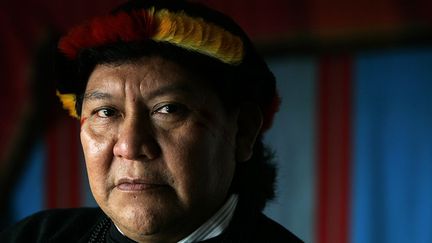 président de l'association yanomami Hutukara, a rencontré en février 2016 le Rapporteur spécial des Nations Unies sur les droits des peuples autochtones pour mettre fin à la propagation du mercure sur leurs terres. Selon les rapports des différentes organisations autochtones, il sera d’autant plus difficile d’endiguer l’exploitation aurifère quand on sait que l'armée et la garde nationale sont de connivence avec les mineurs.  ( REUTERS/Luke MacGregor)