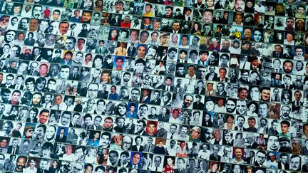 Les visages des journalistes morts dans l'exercice de leur profession sont expos&eacute;es au m&eacute;morial inaugur&eacute; en leur honneur &agrave; Washington (Etats-Unis), le 13 mai 2013. (KAREN BLEIER / AFP)