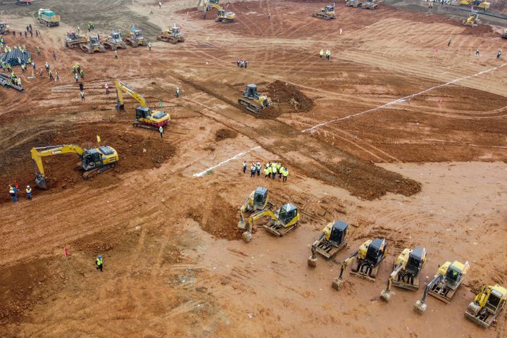 Photographie aérienne de pelleteuses et de camions sur le site de construction du nouveau hôpital, à Wuhan (Chine), le 27 janvier 2020. (HECTOR RETAMAL / AFP)