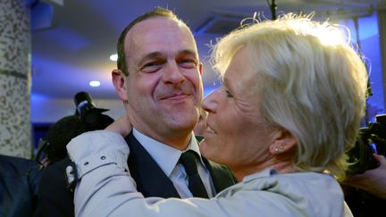 Steeve Briois, secr&eacute;taire g&eacute;n&eacute;ral du FN, &agrave;&nbsp;H&eacute;nin-Beaumont (Pas-de-Calais), le 23 mars 2014, au soir de sa victoire d&egrave;s le premier tour aux municipales. (DENIS CHARLET / AFP)