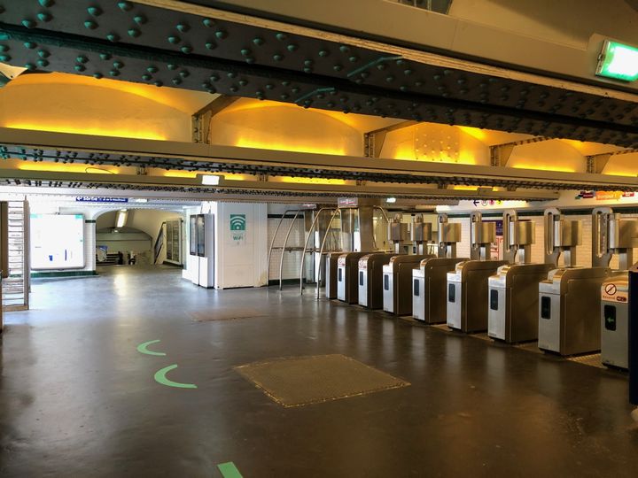 Entrée d'une station de métro à Paris, le 26 avril 2020. (MATTHIEU MONDOLONI / RADIOFRANCE)