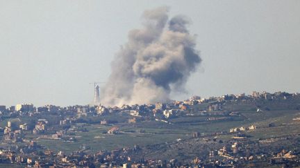 Explosion le long de la frontière avec le Sud-Liban dans le village libanais de Bint Jbeil lors d'un bombardement israélien le 28 février 2024. (JALAA MAREY / AFP)