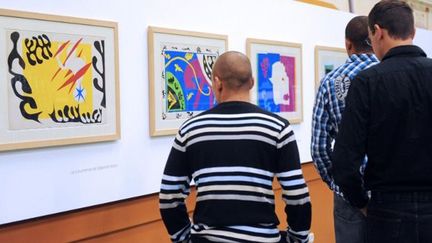 Des détenus de Maubeuge regardent des oeuvres de Matisse exposées dans leur prison
 (François Lo Presti / AFP)