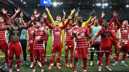 L'équipe de Brest célèbre son succès sur le RB Salzbourg en Ligue des champions, le 1er octobre. (KERSTIN JOENSSON / AFP)