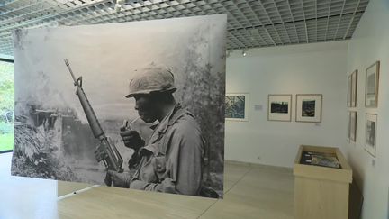 La Galerie de L'Illet à Betton accueille une rétrospective consacrée au photoreporter Gilles Caron, disparu en 1970. (CAPTURE D'ÉCRAN FRANCE 3 / V. BARS)