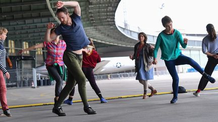 La danseur Boris Charmatz dirige une chorégraphie sur le tarmac de l'ancien aéroport de Tempelhof, à Berlin, le 7 septembre 2017.
 (JENS KALAENE / DPA)