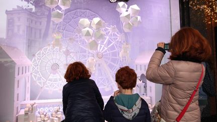 Les vitrines des galeries Lafayette, à Paris, décorées à l'occasion de Noël. Ici, en 2016. (OLIVIER BOITET / MAXPPP)