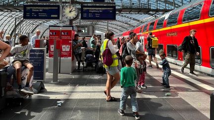 Le ticket de train à 9 euros est accessible à tous, y compris aux touristes étrangers.  (MATHILDE HLBT)