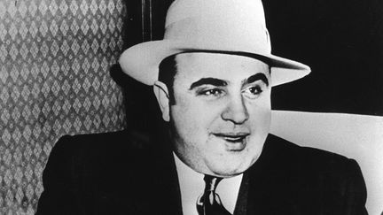 Al Capone, durant son proc&egrave;s en 1931 &agrave; Chicago (Etats-Unis). Son nom figure parmi d'autres sur les murs de la cha&icirc;ne espagnole de restaurants "La Mafia". (UPI / AFP)