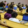 Des étudiants à la faculté de médecine d'Angers (Maine-et-Loire), le 2 septembre 2022. (JEAN-MICHEL DELAGE / HANS LUCAS / AFP)