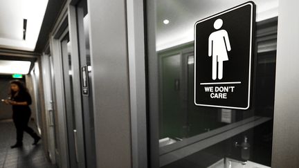 Un signe neutre a été installé à l'entrée des toilettes du "21C Museum Hotel" de Durham en Caroline du Nord,&nbsp;le 10 mai 2016. (SARA D. DAVIS / GETTY IMAGES NORTH AMERICA / AFP)