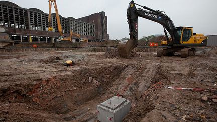 et une plateforme ferroviaire obsolète sont détruits. 97 piles et appareils géothermiques sont plantés dans la terre pour préparer le chantier. Le 19 mai 2010, la première pierre est posée.
 

  (European Central Bank/Robert Metsch)