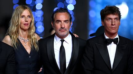 Jean Dujardin, "oscarisé" grâce à The Artist de Michel Hazanavicius et entouré de Sandrine Kiberlain et Cédric Jimenez, l'acteur&nbsp;perce l'objectif du photographe.&nbsp; (PASCAL LE SEGRETAIN / GETTY IMAGES EUROPE)