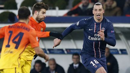 Le parisien Zlatan&nbsp;Ibrahimovic face aux Barcelonais G&eacute;rard Piqu&eacute; et Javier Mascherano, lors du quart de finale aller de la Ligue des Champions 2012-2013, le 2 avril 2013. (KENZO TRIBOUILLARD / AFP)