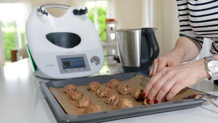 Une femme cuisine avec un Thermomix. (FRANK MAY / PICTURE ALLIANCE)