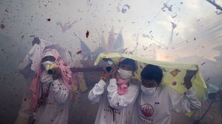 Explosion de p&eacute;tards pendant une procession lors du festival v&eacute;g&eacute;tarien de Phuket (Tha&iuml;lande), le 22 octobre 2012. (DAMIR SAGOLJ / REUTERS)