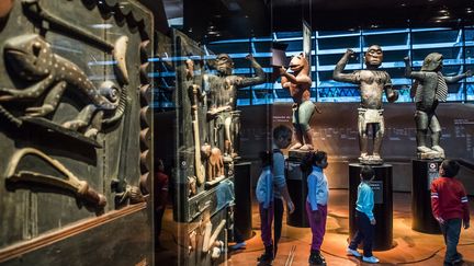 Portes de palais et statues du XVIIIe siècle du royaume du Dahomey, au musée du Quai Branly à Paris (23 novembre 2018)
 (Christophe Petit Tesson / EPA / Newscom / MaxPPP)