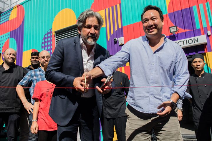 Le maire de Saint-Ouen,&nbsp;William Delannoy, et le fondateur de Deliveroo,&nbsp;William Shu, à Saint-Ouen (Seine-Saint-Denis), le 3 juillet 2018. (MAXPPP)