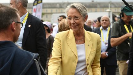 La Première ministre  Elisabeth Borne assiste à la dernière étape du Tour de France cycliste féminin à Pau, le 30 juillet 2023. (GAIZKA IROZ / POOL / VIA AFP)