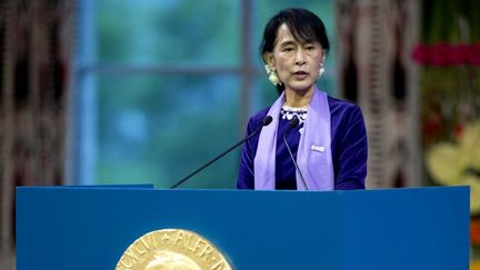 L'opposante birmane Aung San Suu Kyi le 16 juin 2012 &agrave; Oslo (Norv&egrave;ge) pour recevoir son Prix Nobel de la paix.&nbsp; (DANIEL SANNUM LAUTEN / AFP)