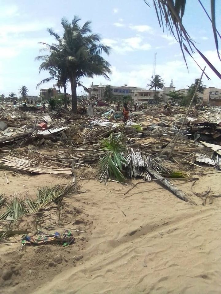 Fiyegnon dans les jours suivant la destruction. Au loin, des habitants fouillent les décombres (photo prise par un habitant). (Author provided)