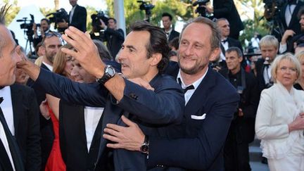 Albert Dupontel et Benoît Poelvoorde aux pieds des marches
 (AFP PHOTO / ALBERTO PIZZOLI)