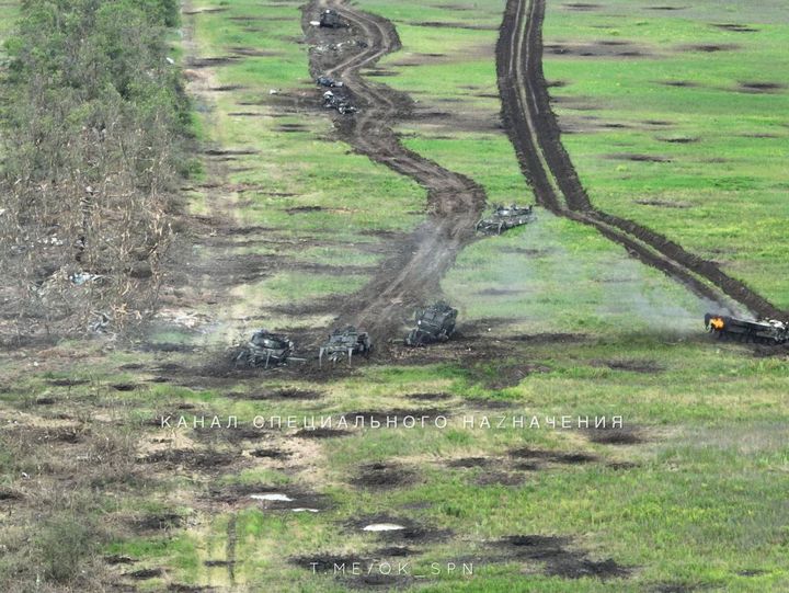 This widely commented image shows the destruction, in early June 2023, of three Leopard-2Rs specializing in mine clearance, as well as the wreckage of several other vehicles.  (TELEGRAM)