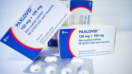 Première véritable "pilule anti-Covid", le Paxlovid cible les personnes susceptibles de développer des formes graves du Covid. (FABIAN SOMMER / DPA)