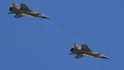 Un avion d'interception russe MiG-31 transportant un missile Kinjal, lors d'une parade militaire à Moscou, le 9 mai 2018. (AFP)