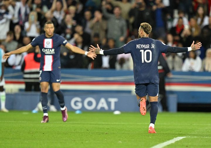 Les Parisiens Kylian Mbappé et Neymar (de gauche à droite) lors de la victoire contre Marseille pour la onzième journée de Ligue 1, au Parc des Princes, le 16 octobre 2022. (MUSTAFA YALCIN / ANADOLU AGENCY via AFP)