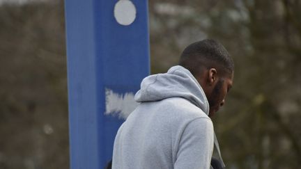 "Théo", victime d'une interpellation brutale à Aulnay-sous-Bois le 2 février, quitte le tribunal de Bobigny (Seine-Saint-Denis) le 3 mars 2017 après avoir été entendu par la justice. (CITIZENSIDE/ / CITIZENSIDE)