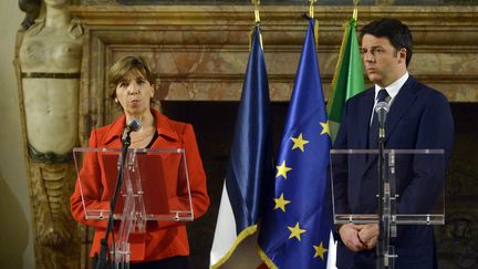 Le pr&eacute;sident du Conseil italien, Matteo Renzi, &agrave; l'ambassade de France &agrave; Rome avec l'ambassadrice Catherine Colonna, participera &agrave; la grande marche r&eacute;publicaine dimanche 11 janvier 2015 &agrave; Paris. (TIZIANA FABI / AFP)