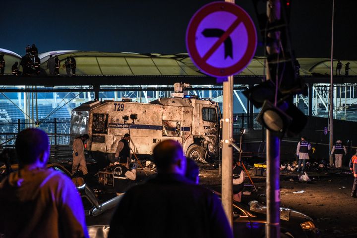 La police scientifique turque sur le lieu d'un double attentat, le 10 décembre 2016 à Istanbul (Turquie). (OZAN KOSE / AFP)