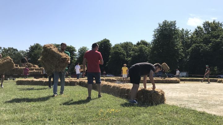 Plusieurs Jeunes Agriculteurs et bénévoles s'activent pour installer la fresque agricole sur un terrain délimité. (Jeunes Agriculteurs de Nexon-Aixe sur Vienne)