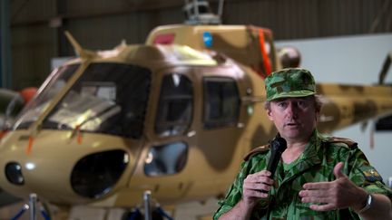 Lee White, patron des parcs nationaux du Gabon, lors de la remise d'un hélicoptère par une fondation sud-africaine pour lutter contre le braconnage, le 29 septembre 2016. (KAREL PRINSLOO / AFP)