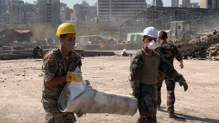 Des militaires déblaient le port de Beyrouth, au Liban. (FABIEN GOSSET / RADIO FRANCE)