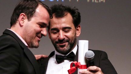 Kornel Mundruczo (à gauche) reçoit des mains de Pablo Trapero (à droite) le prix "Un Certain regard" pour son film "White God" à Cannes, le 23 mai 2014
 (Julien Warnand / EPA / MAXPPP)