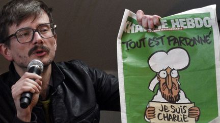 Le caricaturiste Luz, présente le premier numéro de Charlie Hebdo sorti après l'attentat du 7 janvier 2015
 (MARTIN BUREAU / AFP)