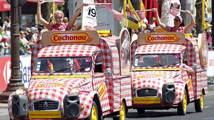  (La fameuse caravane publicitaire, née en 1930, est toujours à l'ordre du jour... Ici sur le Tour 2012 © Charles Platiau/Reuters)