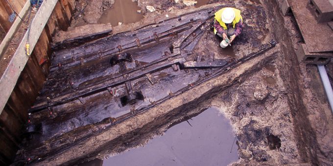 Le bateau en cours de dégagement lors des fouilles en 1992
 (Canterbury Archeological Trust)