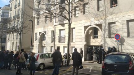 Les forces de l'ordre sont postées devant l'entrée du bâtiment occupé par les migrants à Nantes. (ROMAIN DEZEQUE / RADIO FRANCE)