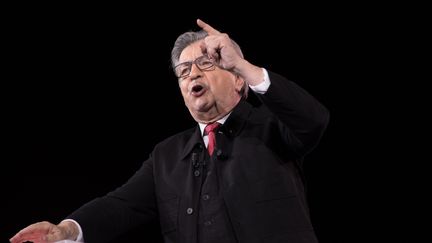 Jean-Luc Mélenchon, le 5 décembre 2021, lors d'un meeting à Paris. (ANDREA SAVORANI NERI / NURPHOTO / AFP)