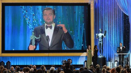 Leonardo DiCaprio sur scène reçoit son "SAG Award".
 (KEVORK DJANSEZIAN / GETTY IMAGES NORTH AMERICA / AFP)