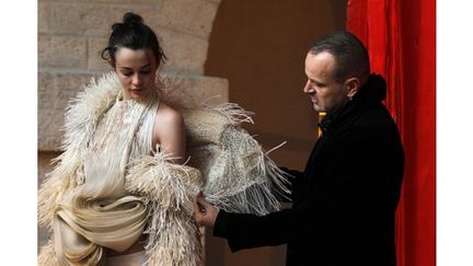 Maurizio Galante dans son atelier parisien avec un modèle couture printemps-été 2012
 (P. Verdy. AFP)