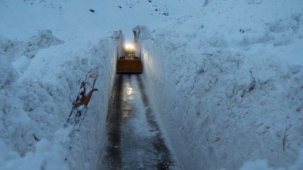 Le chasse-neige déblaie la route menant à Bonneval-sur-Arc (Savoie), le 9 janvier 2018. (ALAIN DUCLOS)